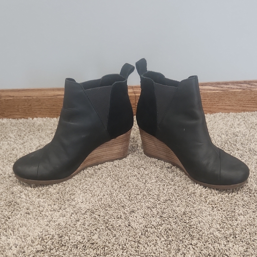 Toms Black Wedge Shoes with Stylish Design